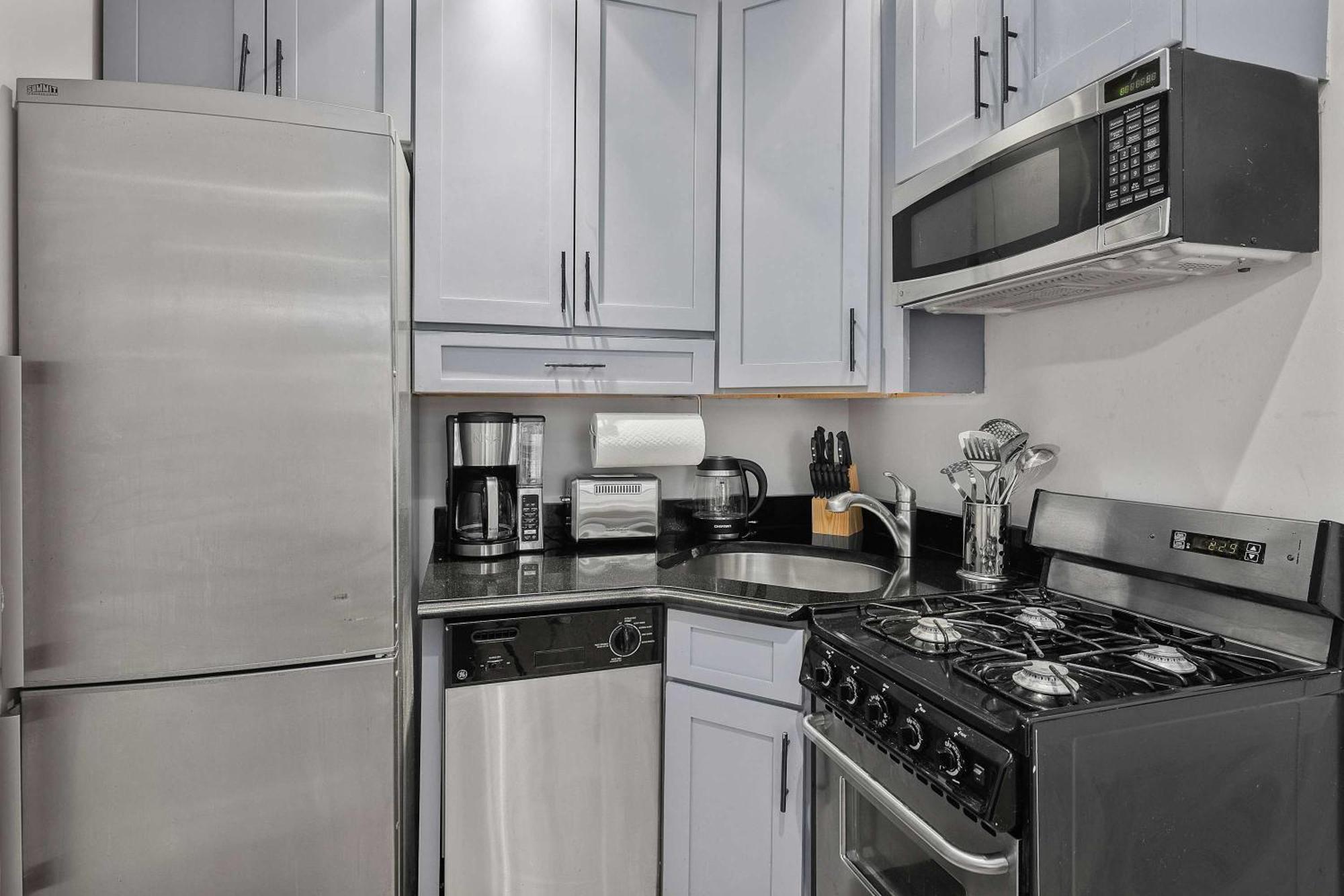 Apartment Sleek Manhattan Pad In Prime Location New York