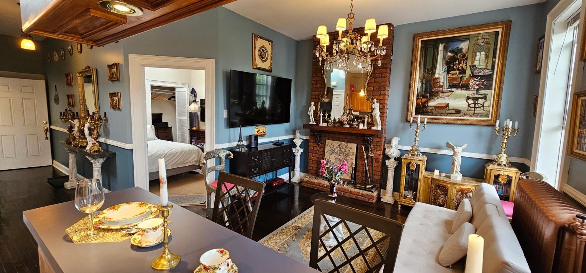 Luxurious At Colonial Townhouse Apartment *