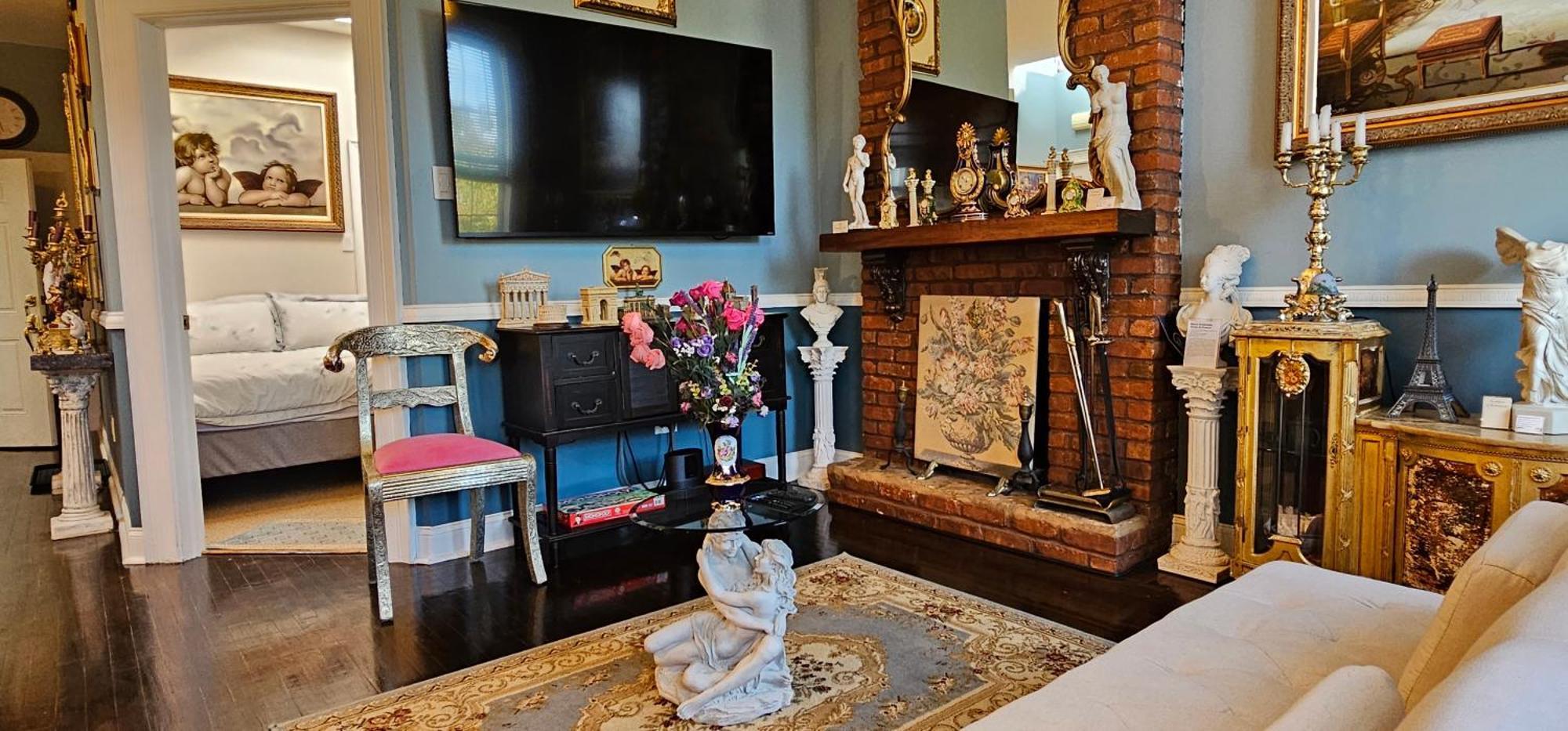 Luxurious At Colonial Townhouse New York