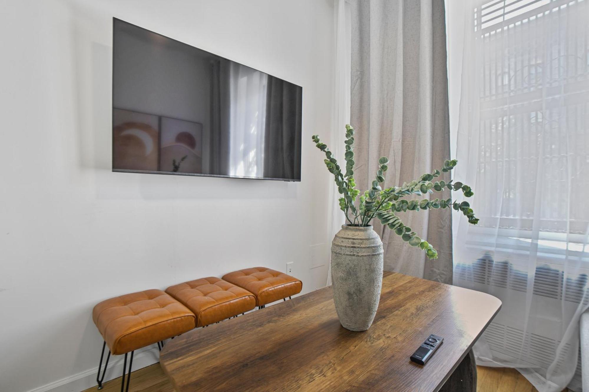 Căn hộ Designer 2 Bedroom Comfort Near Central Park