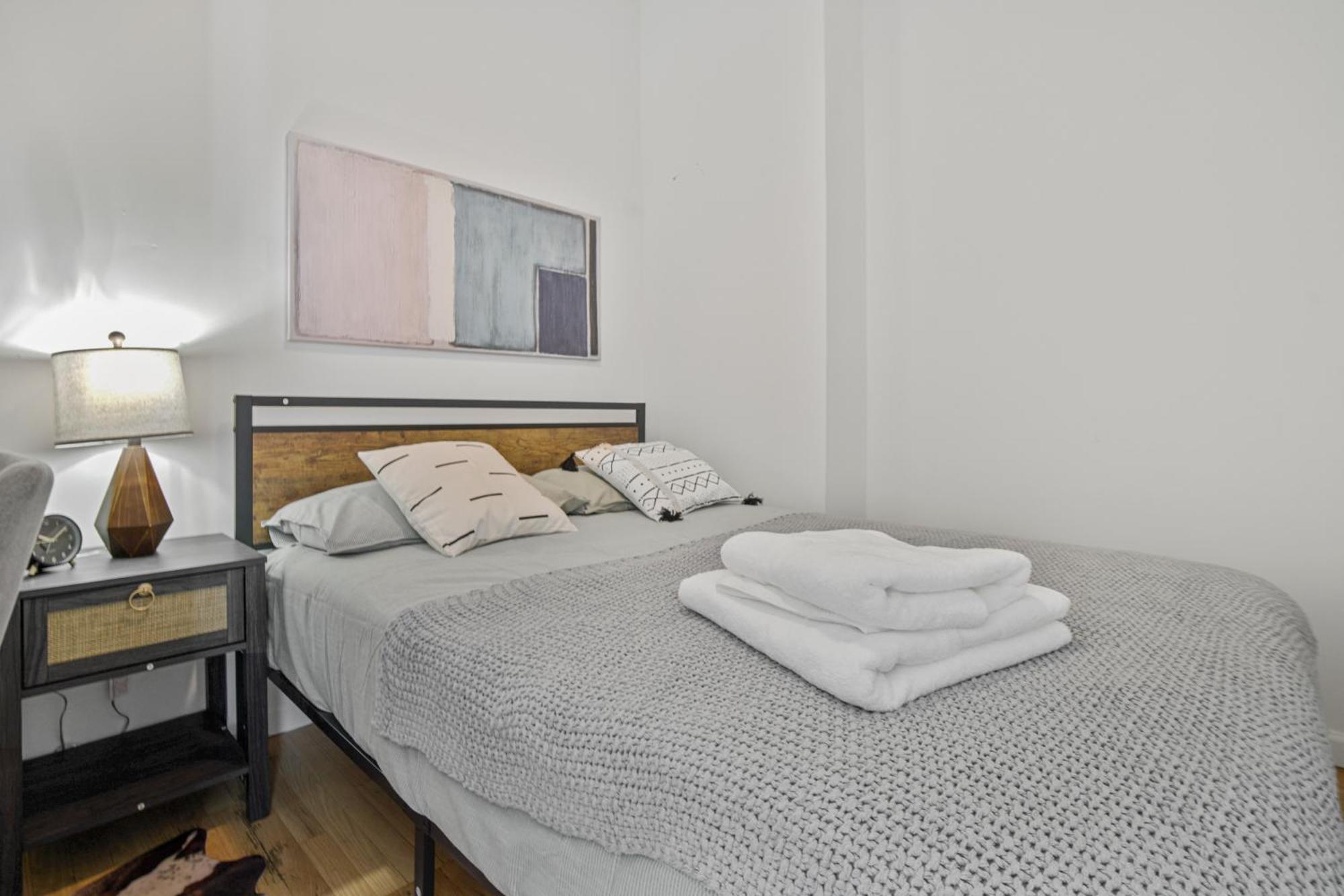Designer 2 Bedroom Comfort Near Central Park