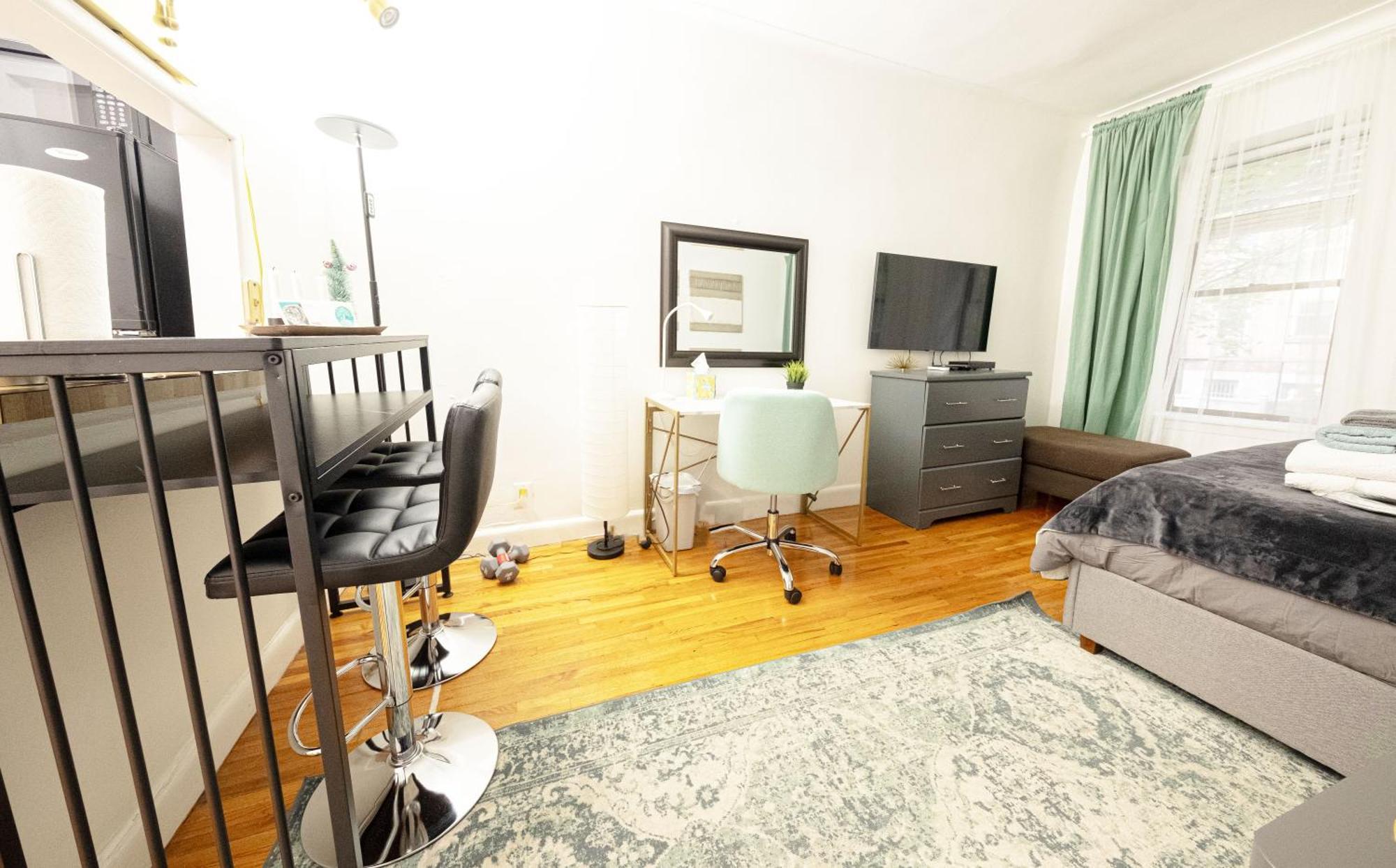 Close To Park, Lenox Hill & Ny Presbyterian Apartment