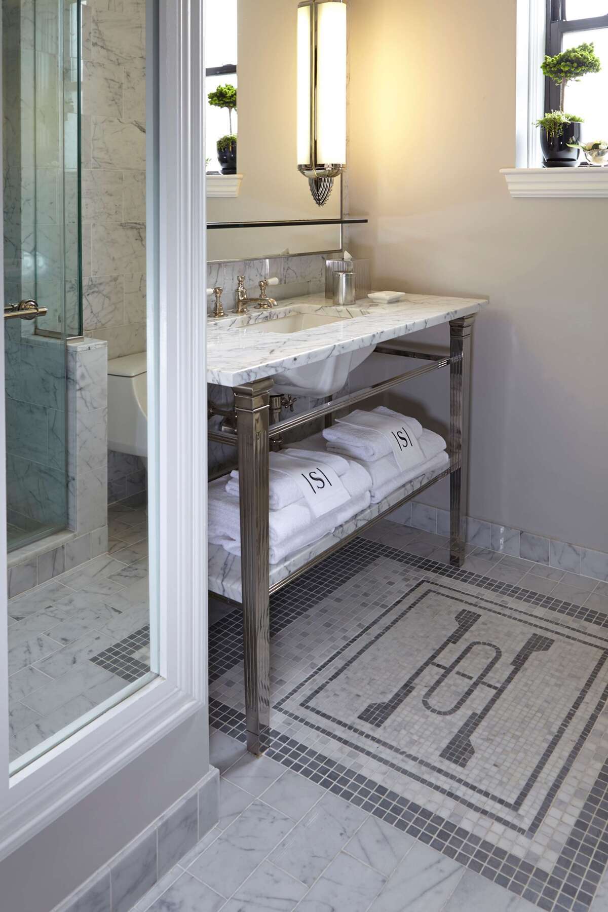 Khách sạn The Surrey 5*