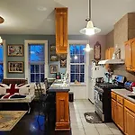 Luxurious Apartment At Colonial Townhouse