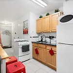 Chelsea Condo - Near Restaurants, Shops,&Trains