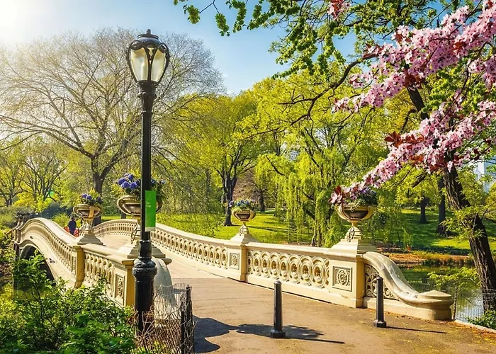 Chelsea Condo - Near Restaurants, Shops,&Trains