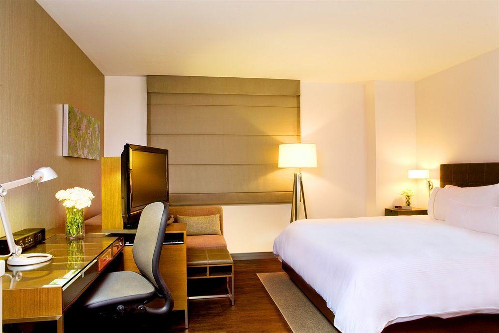 Khách sạn Element Times Square West 4*