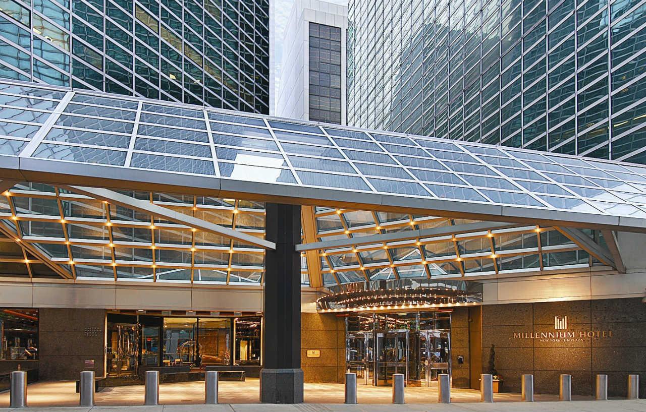 Khách sạn Millennium Hilton One Un Plaza