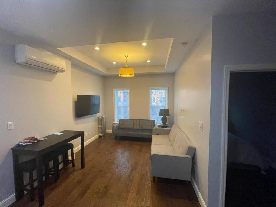 Halsey Manor: Luxurious 2-bedroom Apartamento *