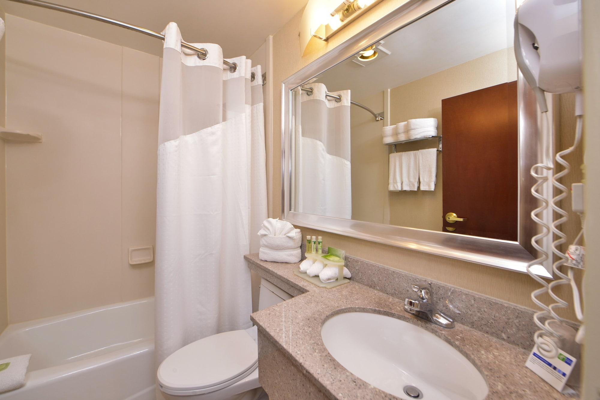 Khách sạn Express Kennedy Airport, An Ihg New York