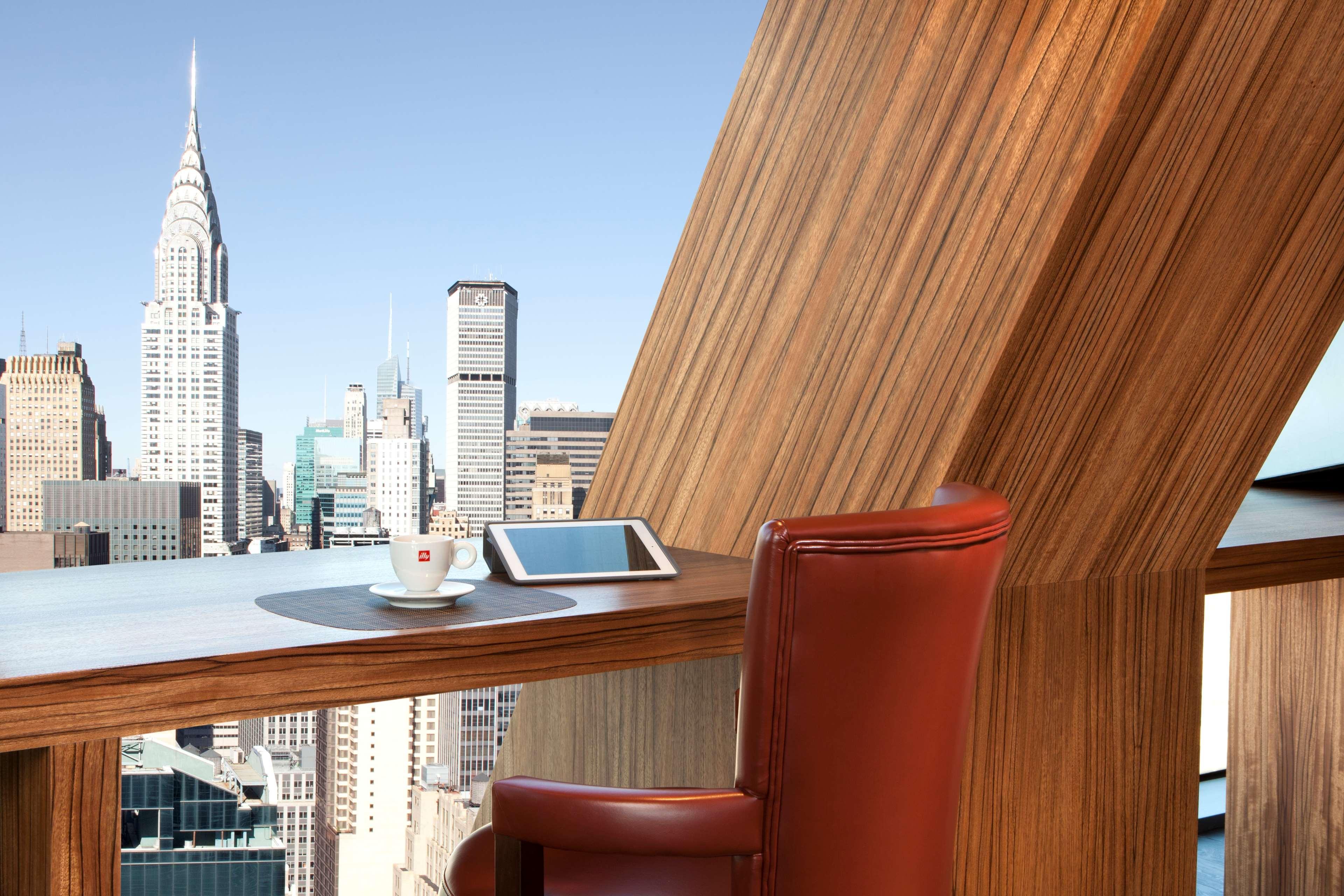 Khách sạn Millennium Hilton One Un Plaza