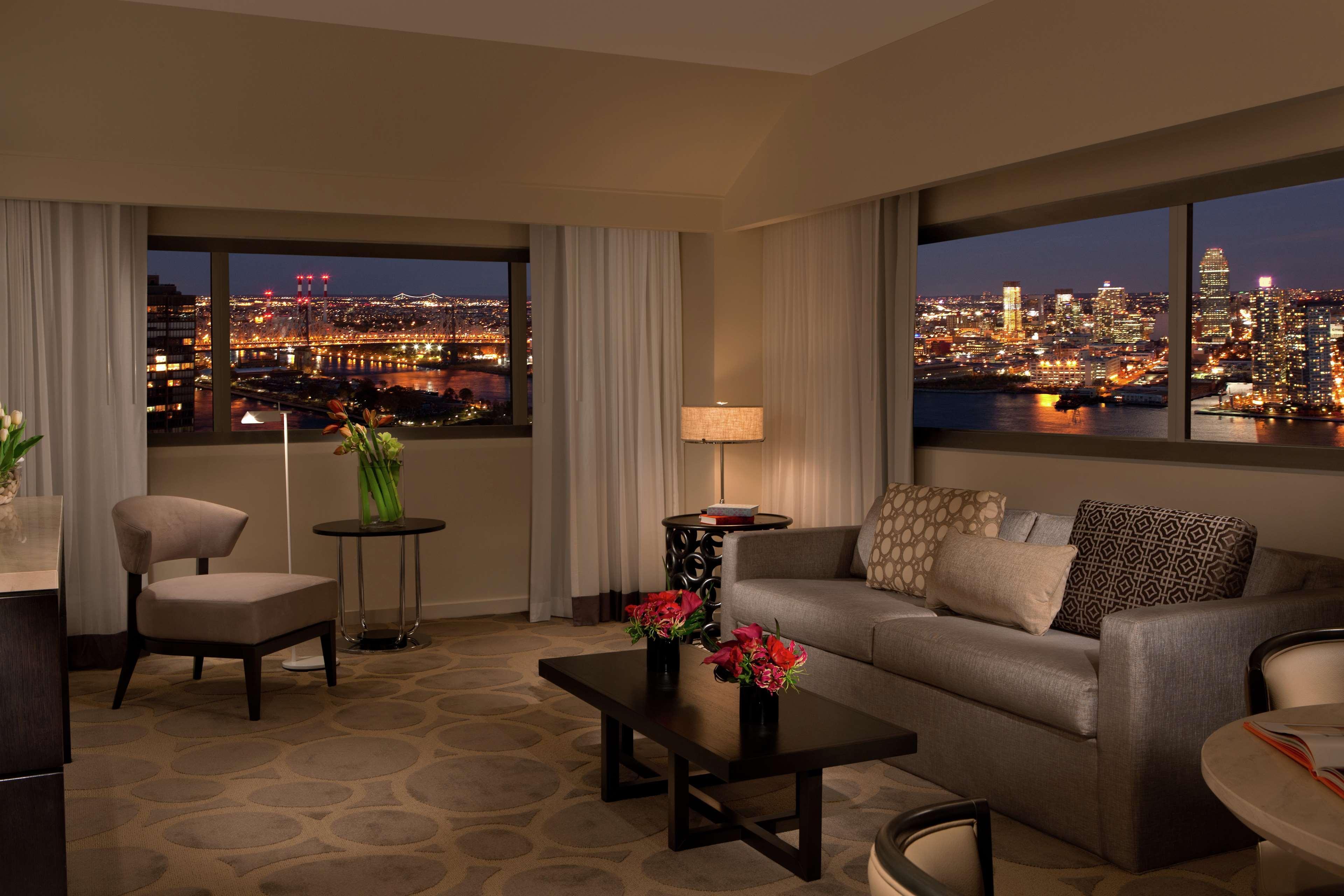 Khách sạn Millennium Hilton One Un Plaza 4*