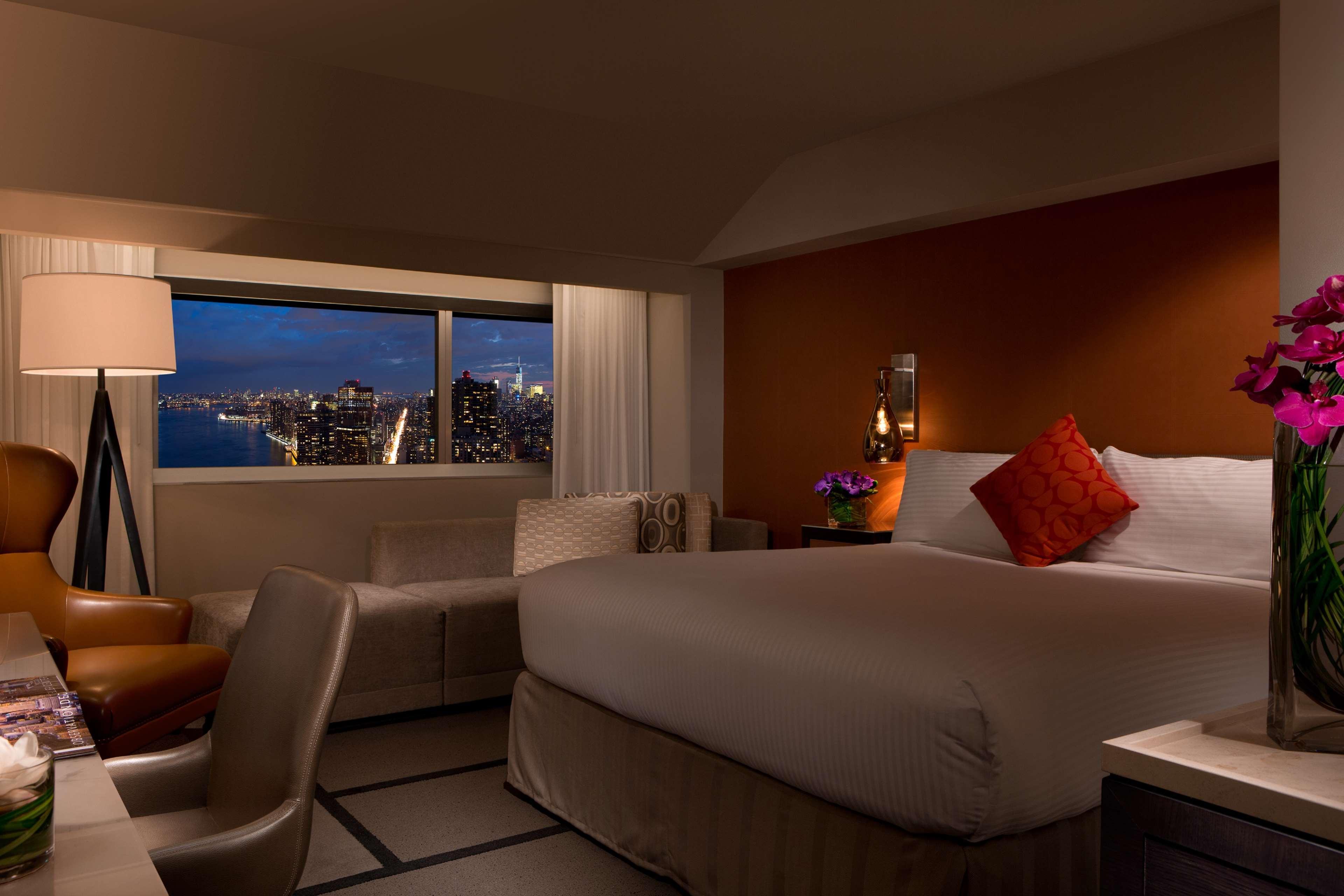 Khách sạn Millennium Hilton One Un Plaza 4*
