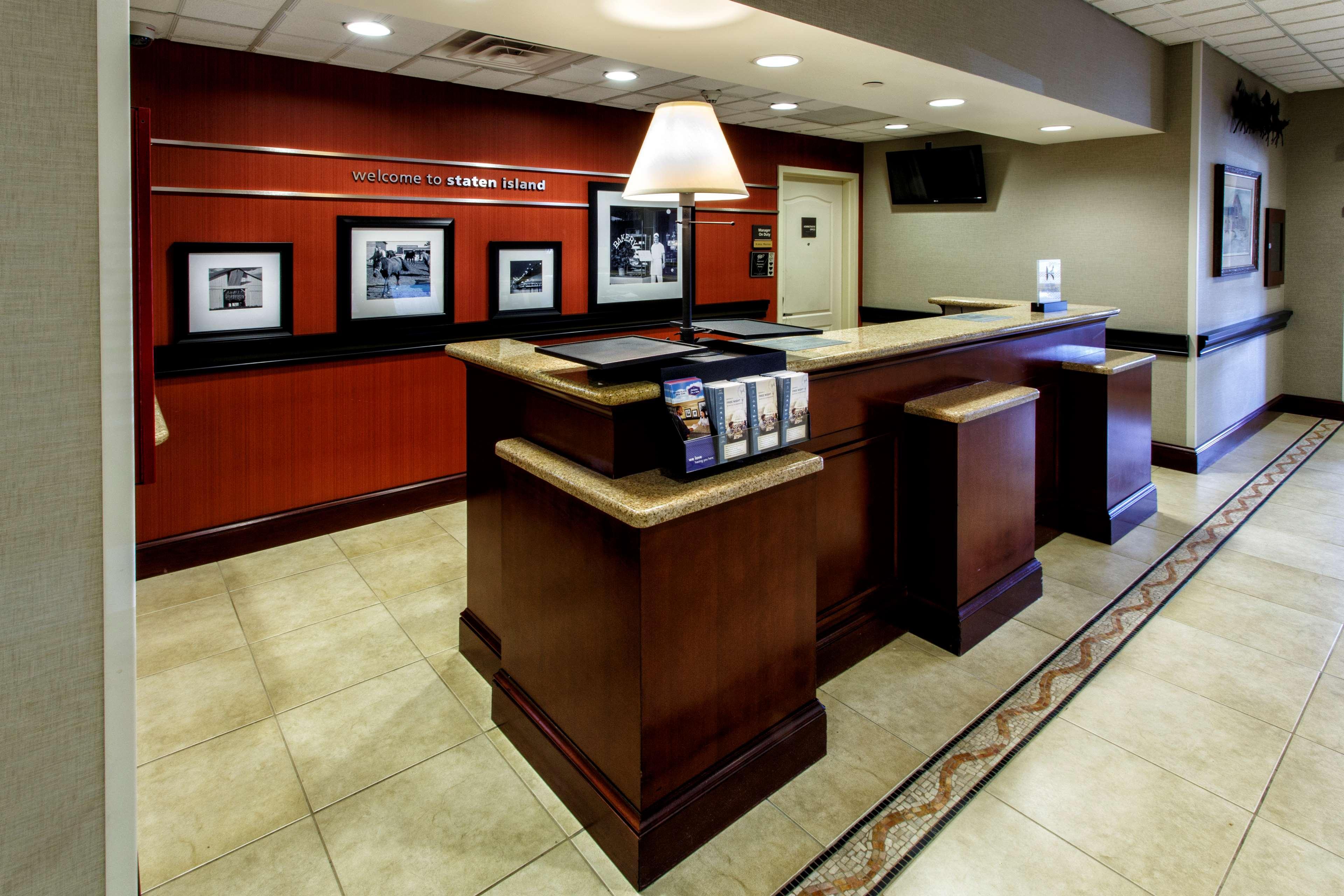 Khách sạn Hampton & Staten Island 3*