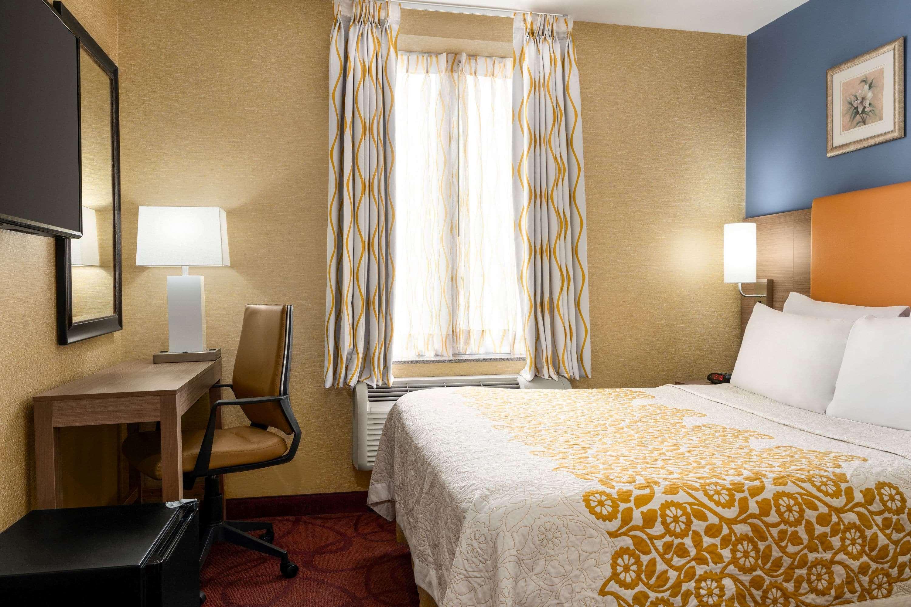 Khách sạn Days By Wyndham Long Island New York
