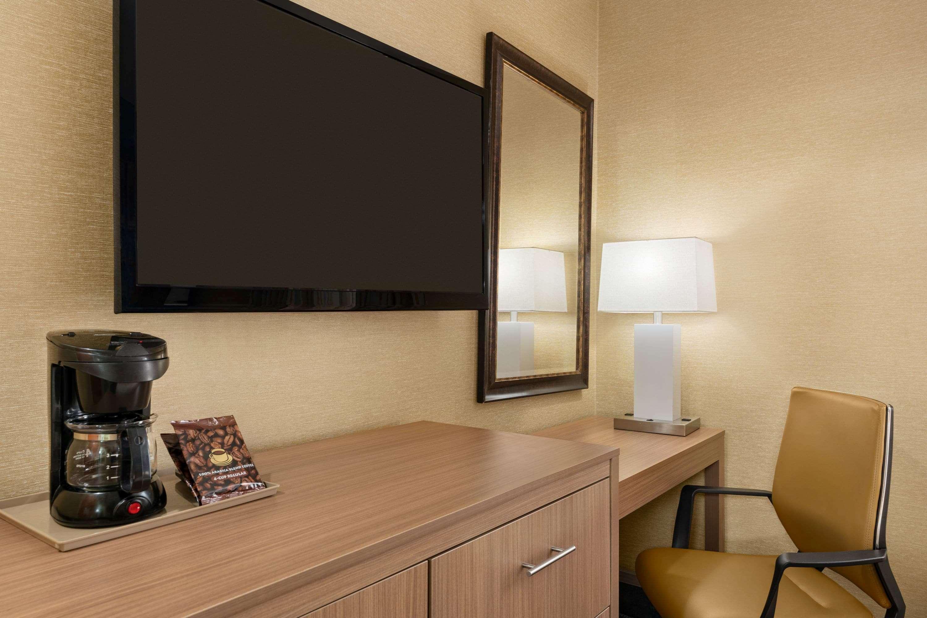 Khách sạn Days By Wyndham Long Island 3*