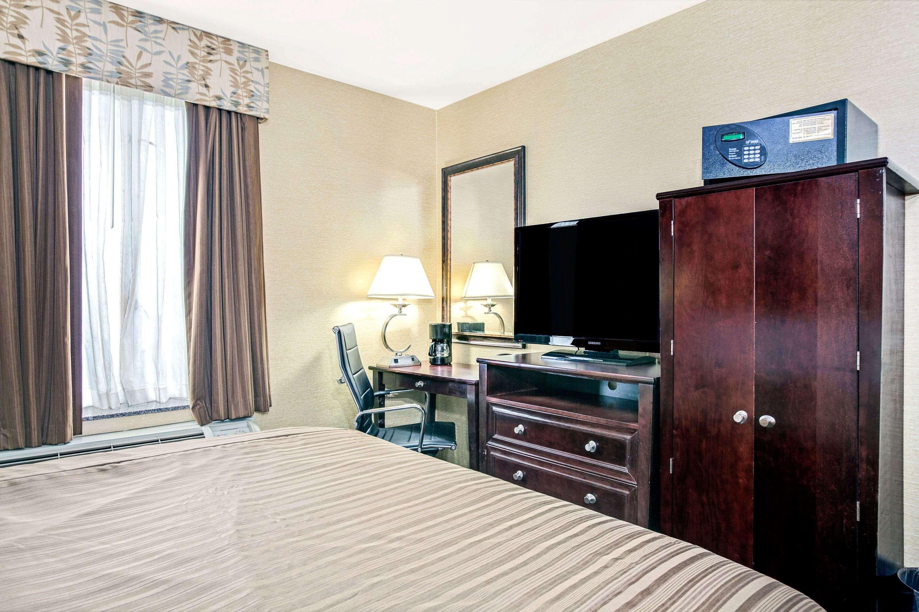 Days By Wyndham Long Island Khách sạn 3*