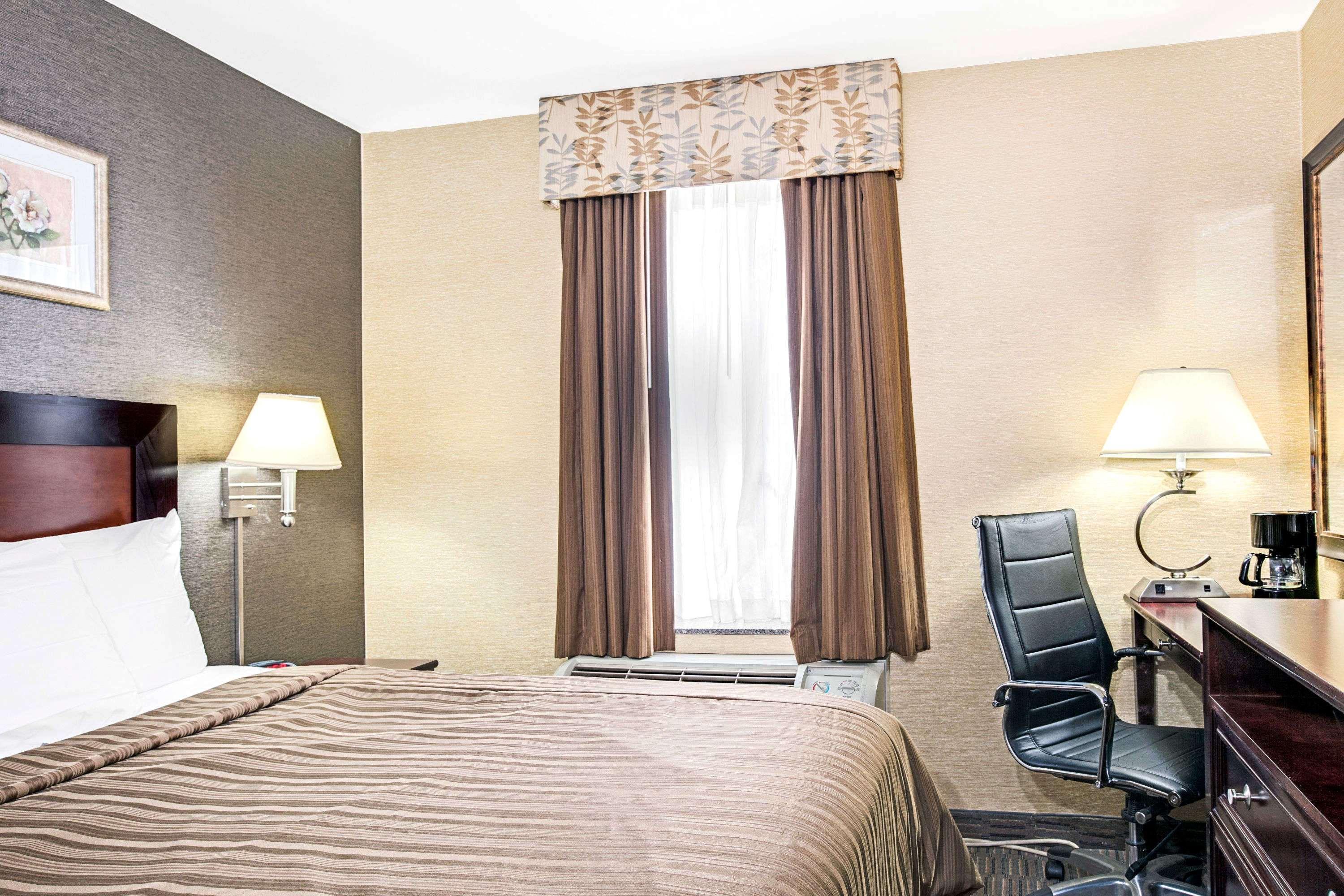 Days By Wyndham Long Island Khách sạn 3*