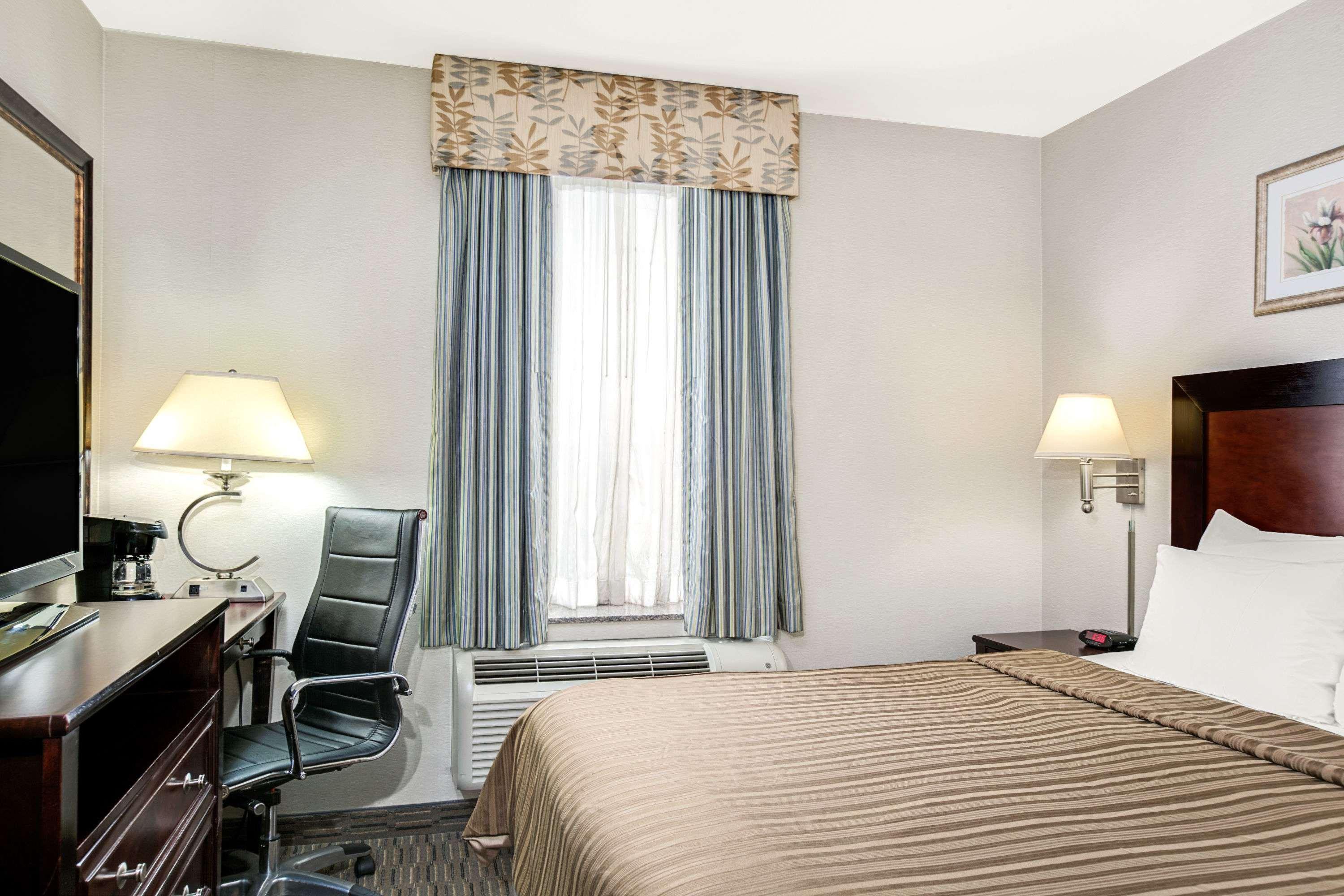 Days By Wyndham Long Island Khách sạn 3*