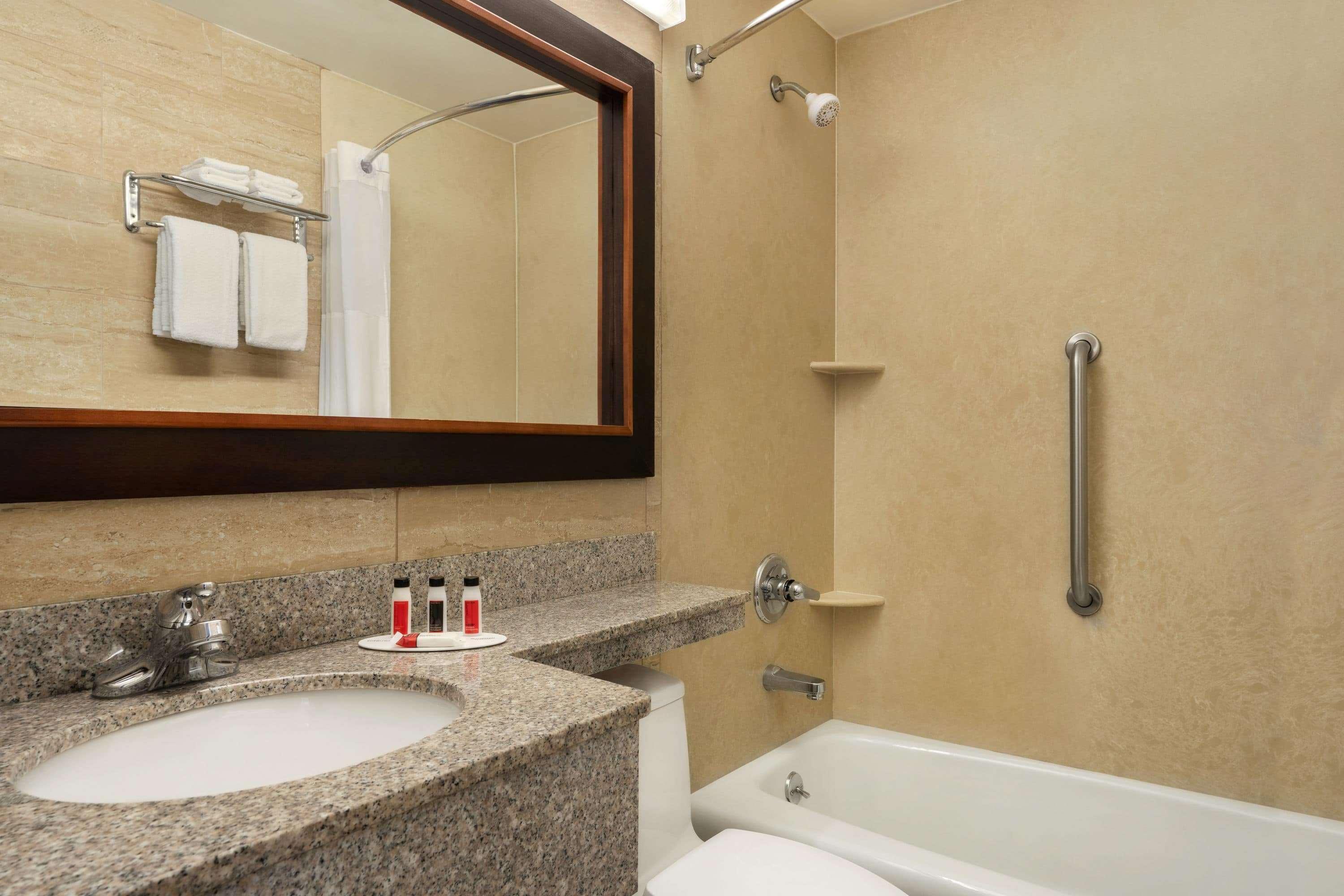 Days By Wyndham Long Island Khách sạn 3*