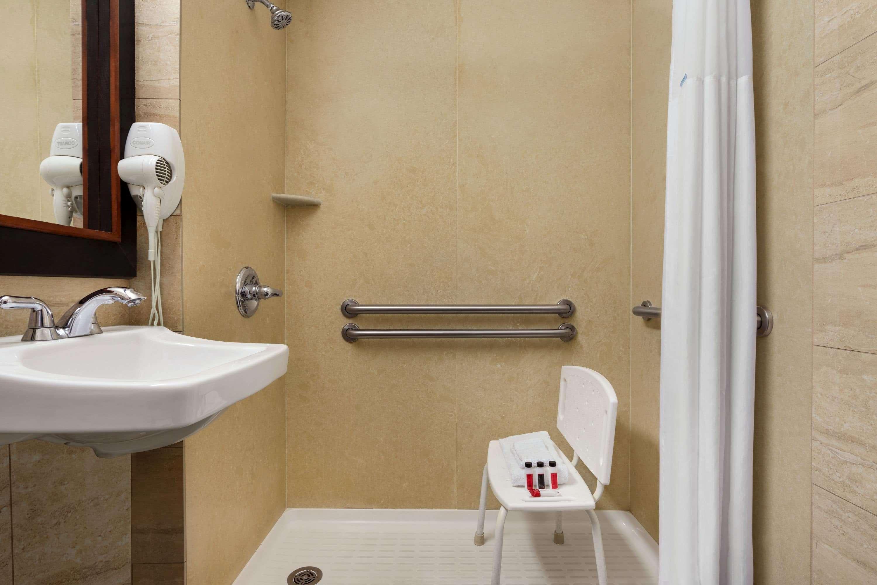 Khách sạn Days By Wyndham Long Island 3*