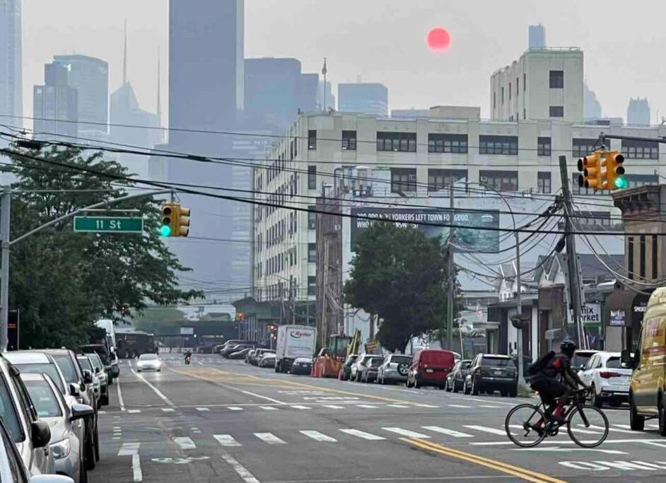 Căn hộ 2 Bedrooms 1 Stop From Manhattan - Free Parking And First Floor ! *