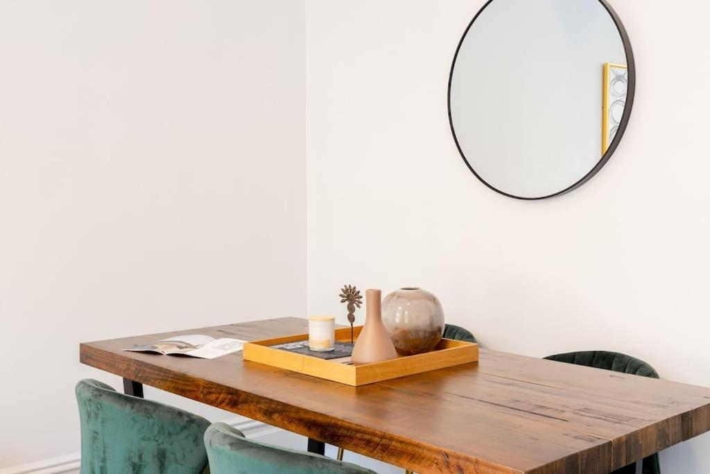 Căn hộ E10-2 Designer East Village Townhouse 1br W D