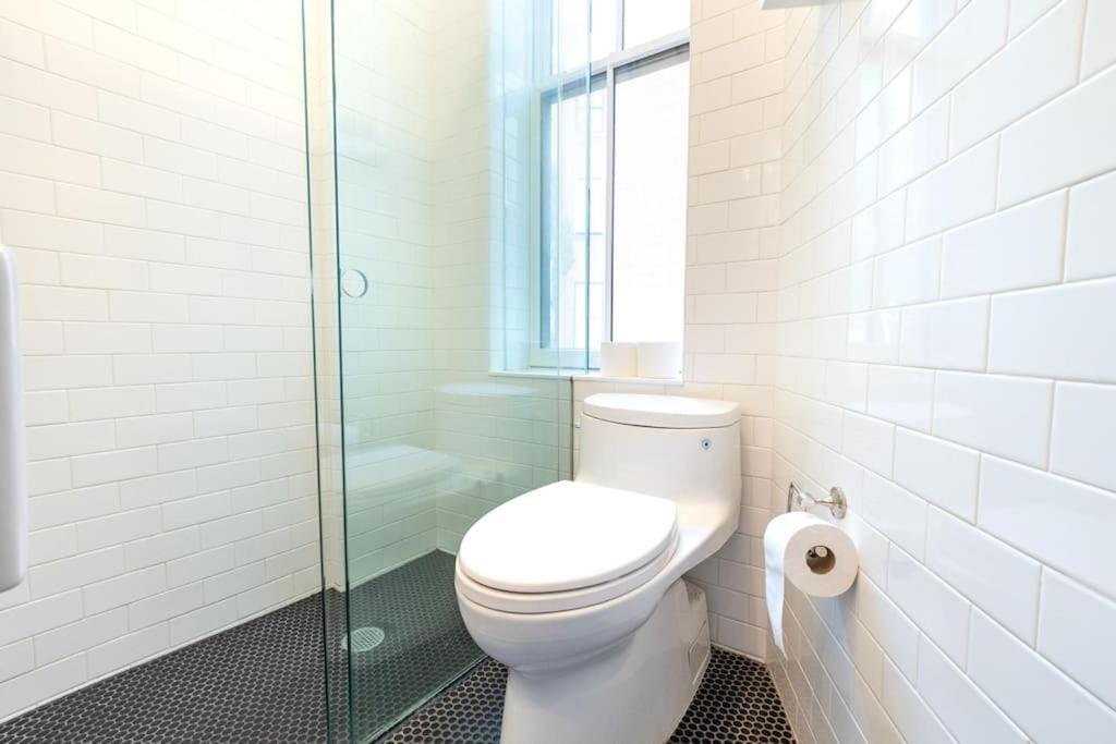 Căn hộ E10-2 Designer East Village Townhouse 1br W D *