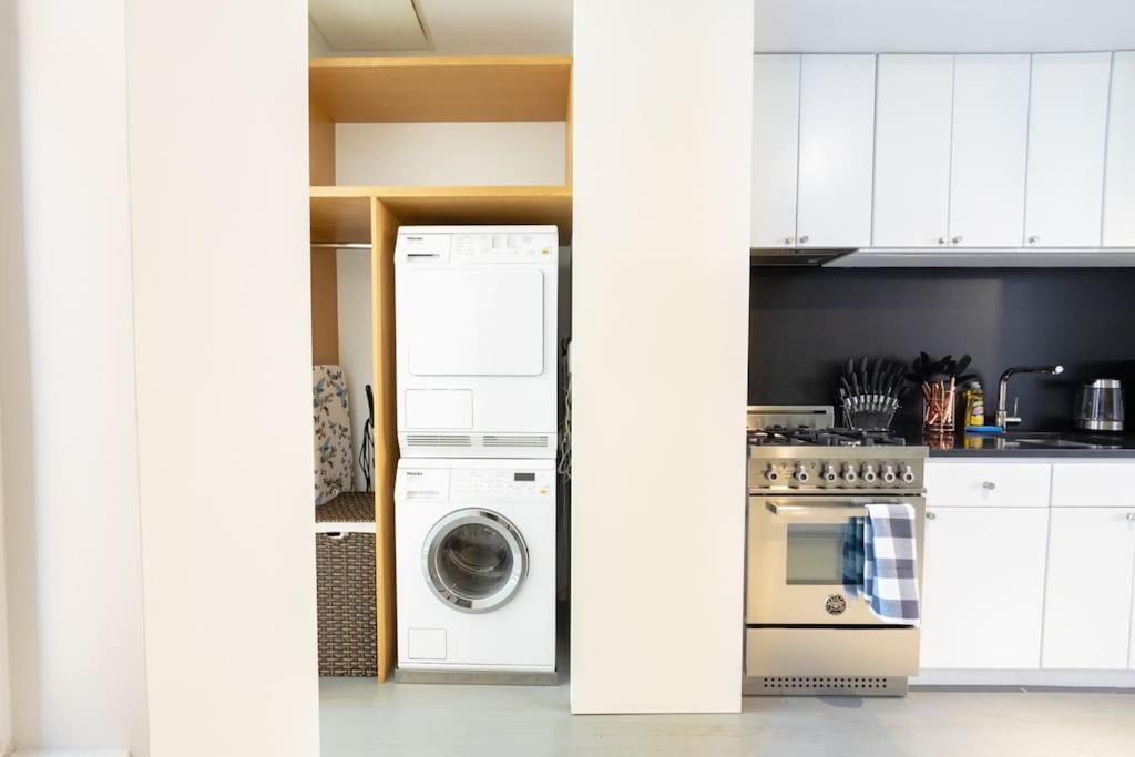 Căn hộ E10-2 Designer East Village Townhouse 1br W D