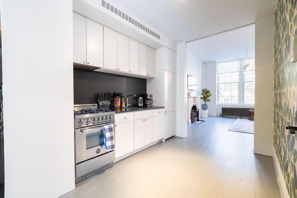 Căn hộ E10-2 Designer East Village Townhouse 1br W D *