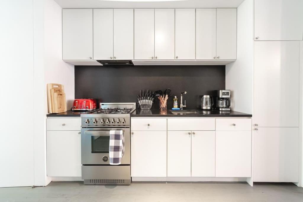 Căn hộ E10-2 Designer East Village Townhouse 1br W D New York