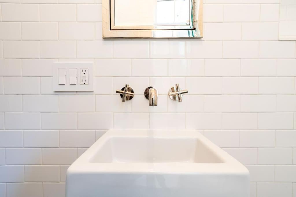Căn hộ E10-2 Designer East Village Townhouse 1br W D