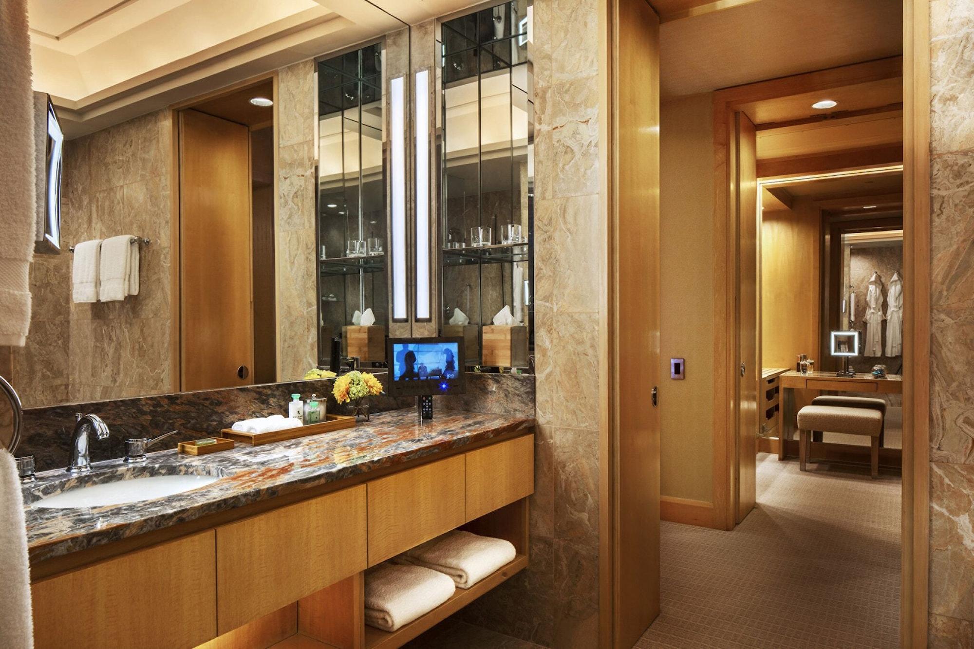 Four Seasons Khách sạn 5*