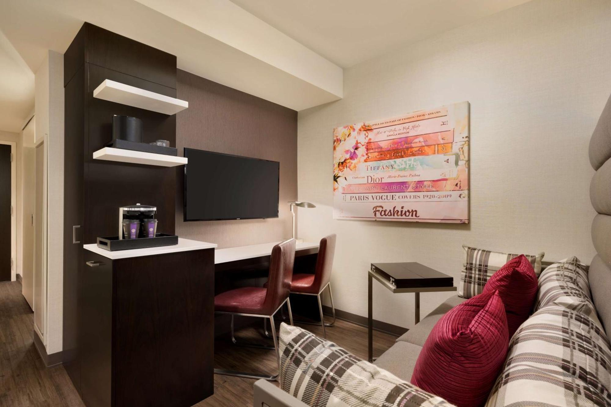 Khách sạn Embassy By Hilton Manhattan Times Square 4*