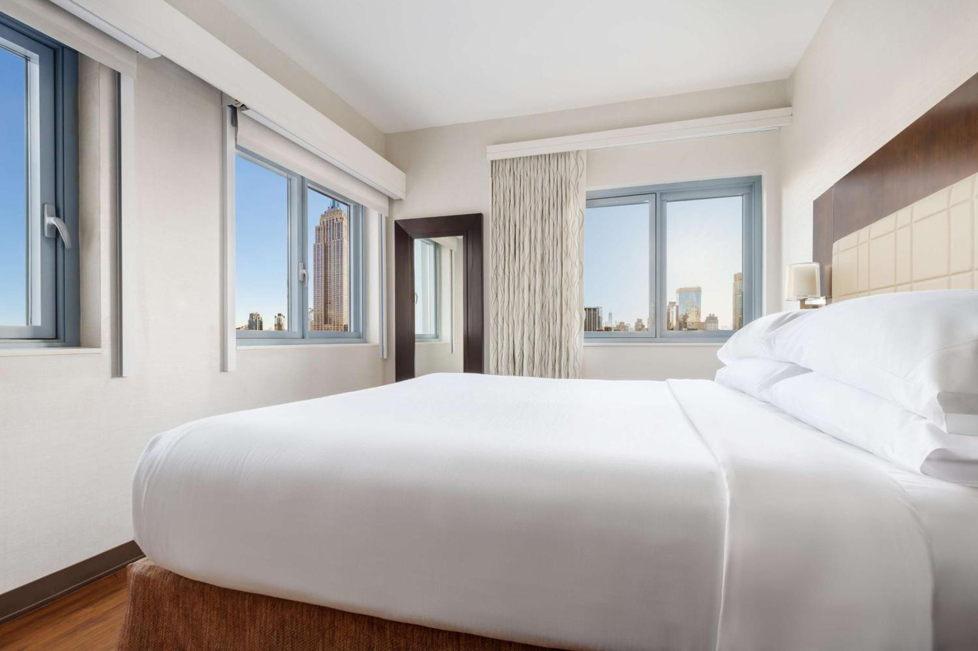 Khách sạn Embassy By Hilton Manhattan Times Square 4*