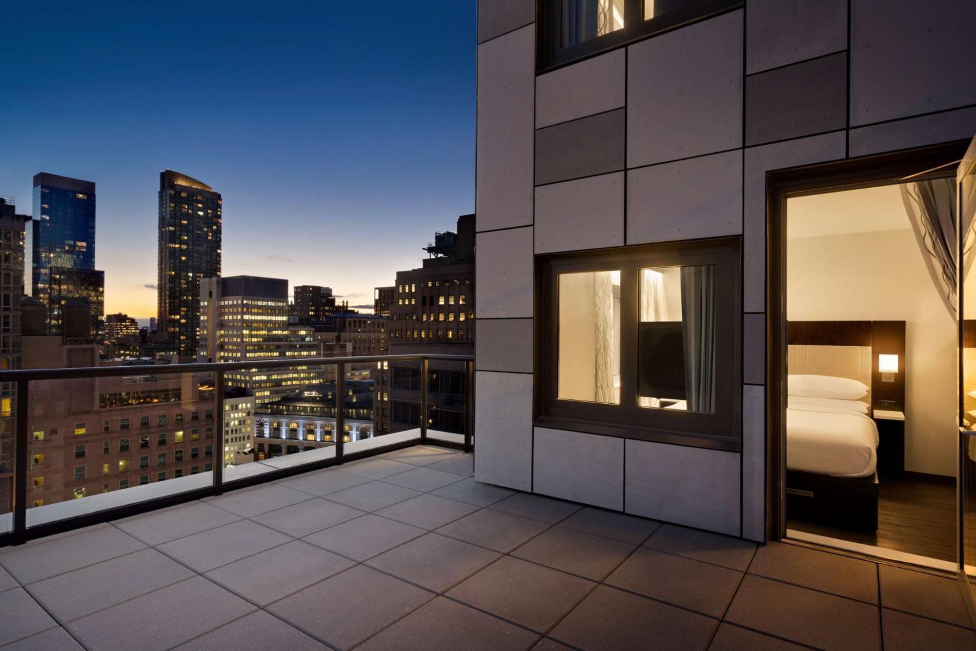 Khách sạn Embassy By Hilton Manhattan Times Square 4*