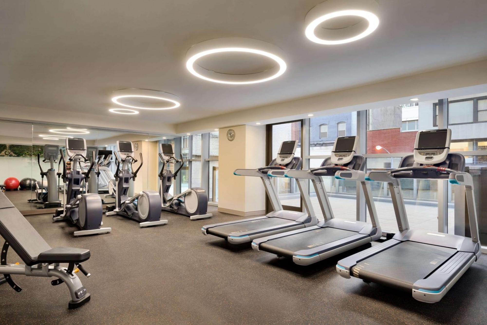 Khách sạn Embassy By Hilton Manhattan Times Square 4*