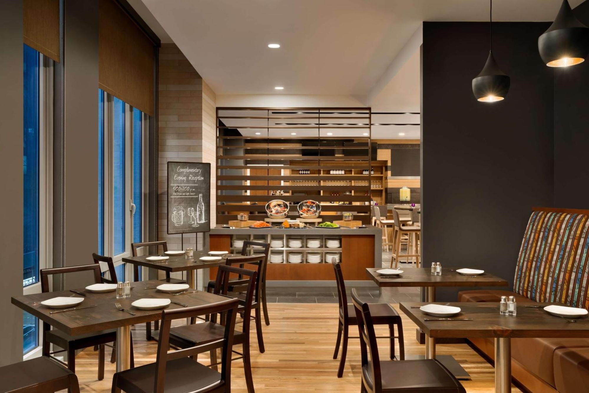 Khách sạn Embassy By Hilton Manhattan Times Square 4*