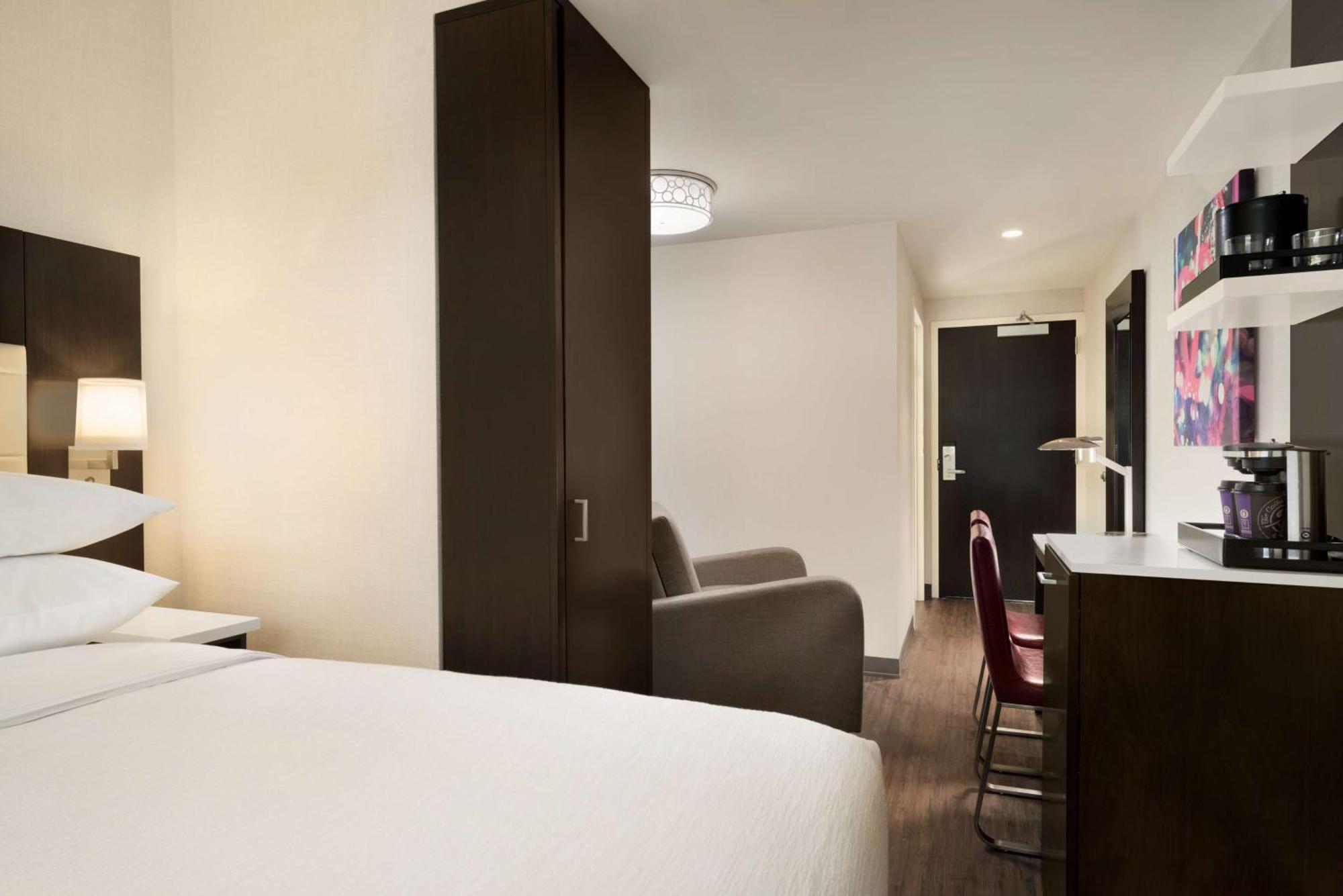 Embassy By Hilton Manhattan Times Square Khách sạn 4*
