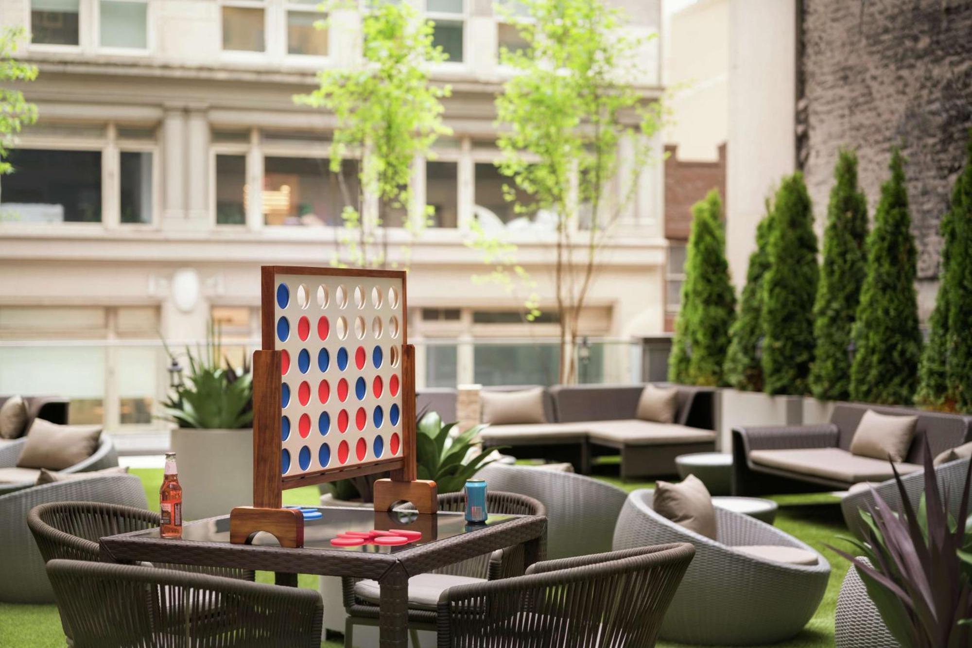Khách sạn Embassy By Hilton Manhattan Times Square