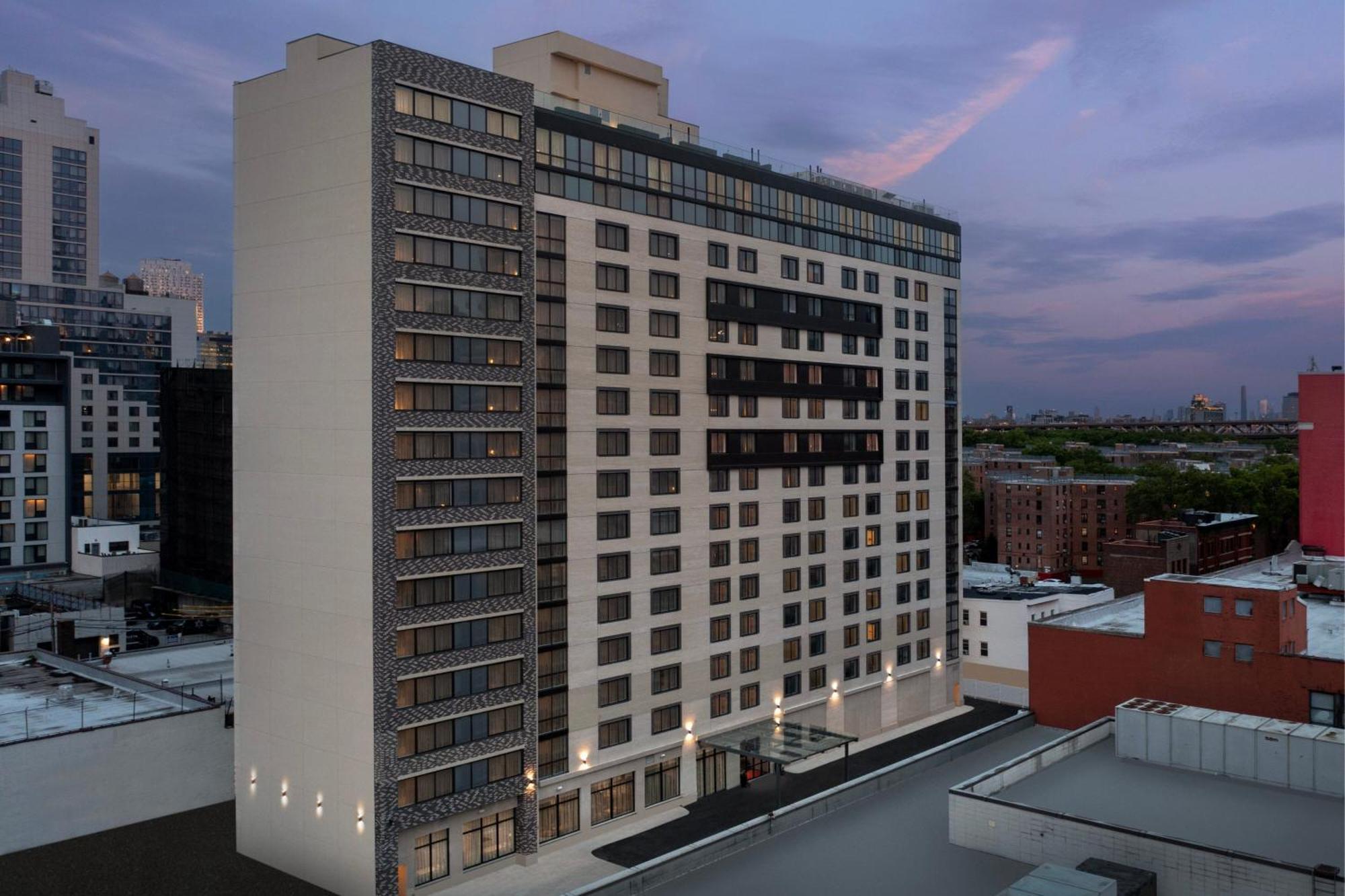 By Marriott Queens 3* Nova York
