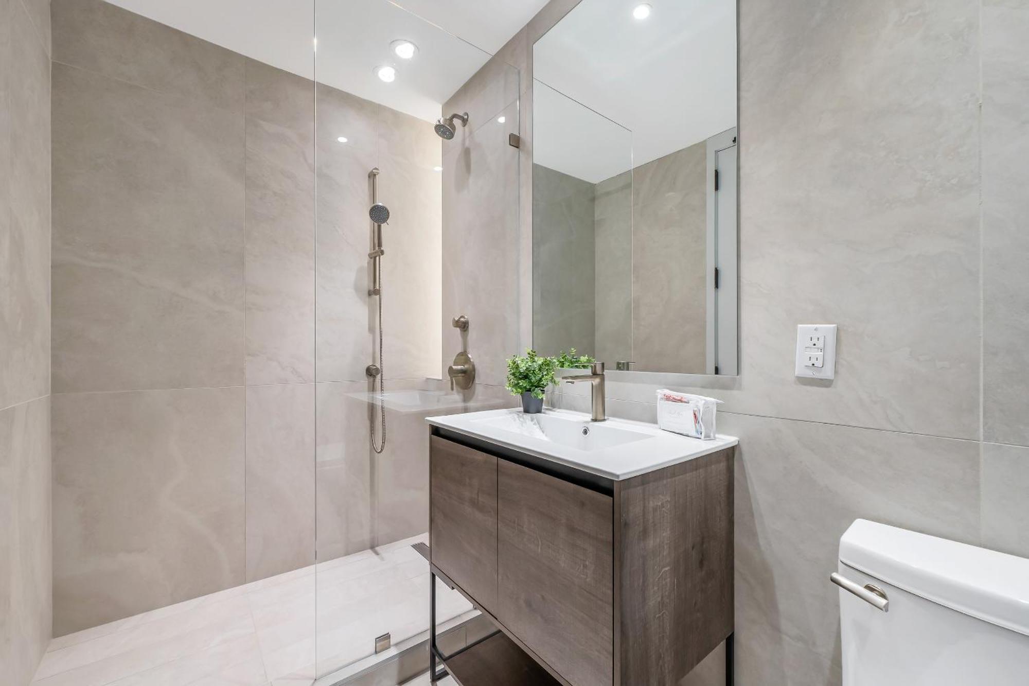 Khách sạn Global Luxury At The Arches 4*