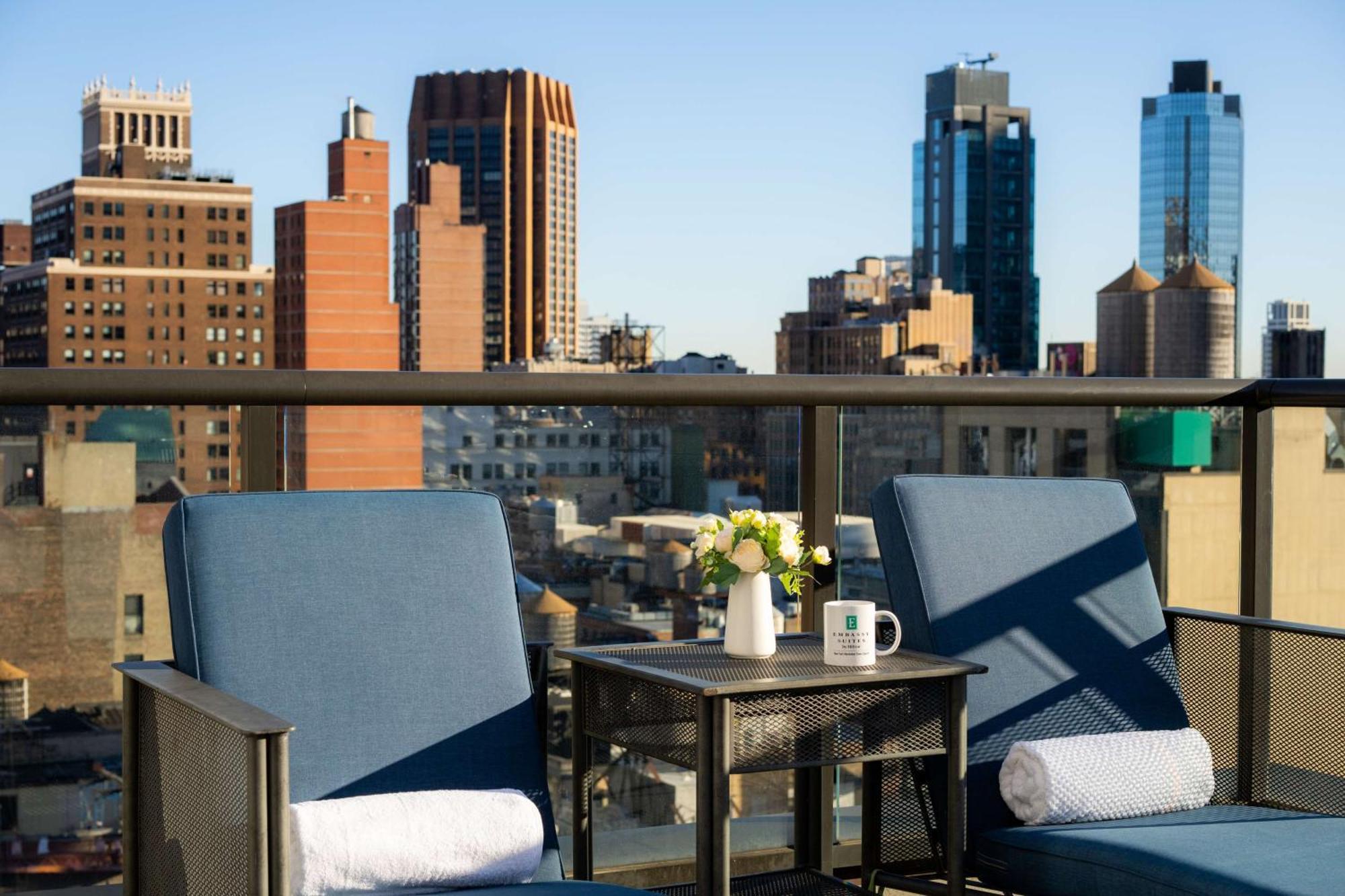 Khách sạn Embassy By Hilton Manhattan Times Square