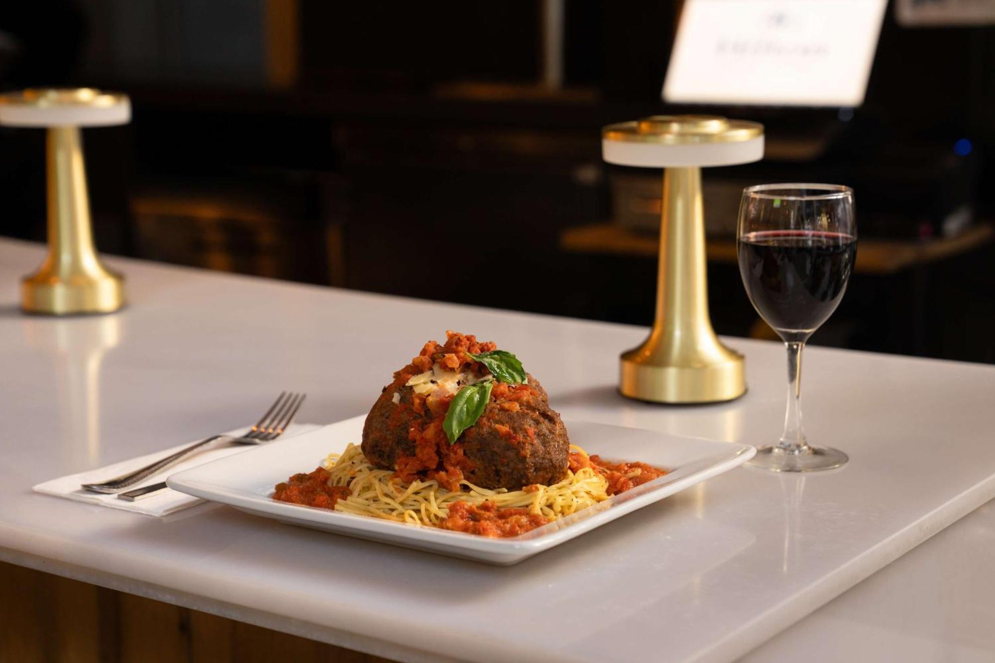 Khách sạn Embassy By Hilton Manhattan Times Square 4*