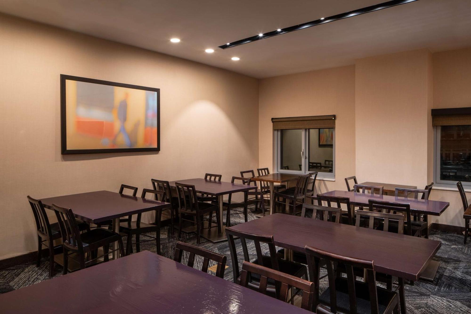 Embassy By Hilton Manhattan Times Square Khách sạn