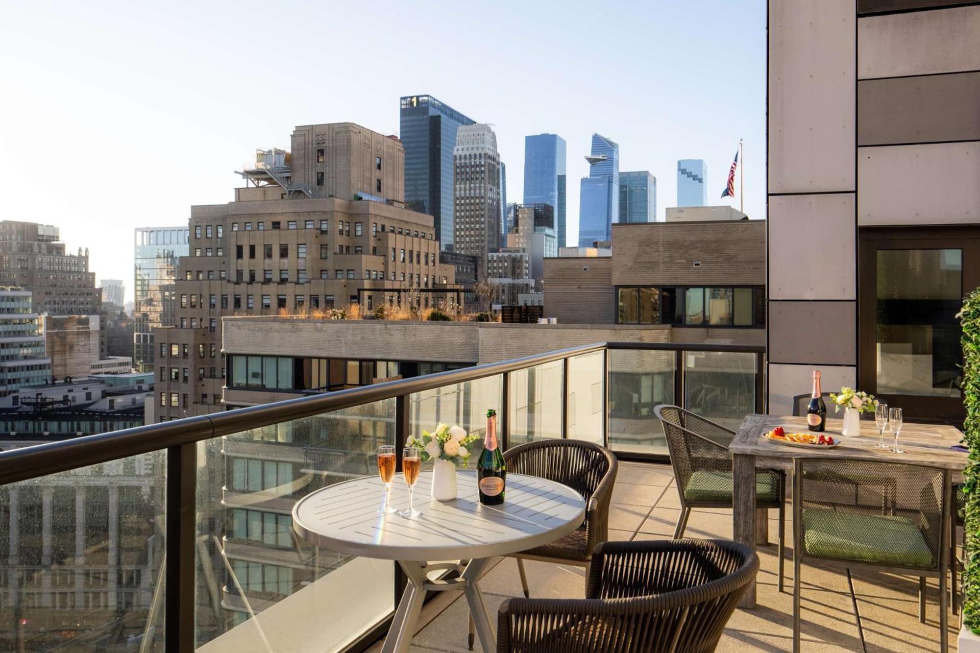 Embassy By Hilton Manhattan Times Square Khách sạn 4*