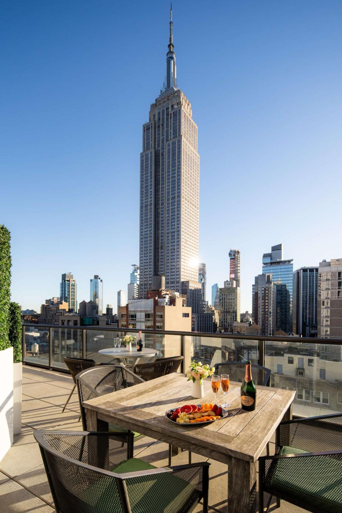 Khách sạn Embassy By Hilton Manhattan Times Square 4*