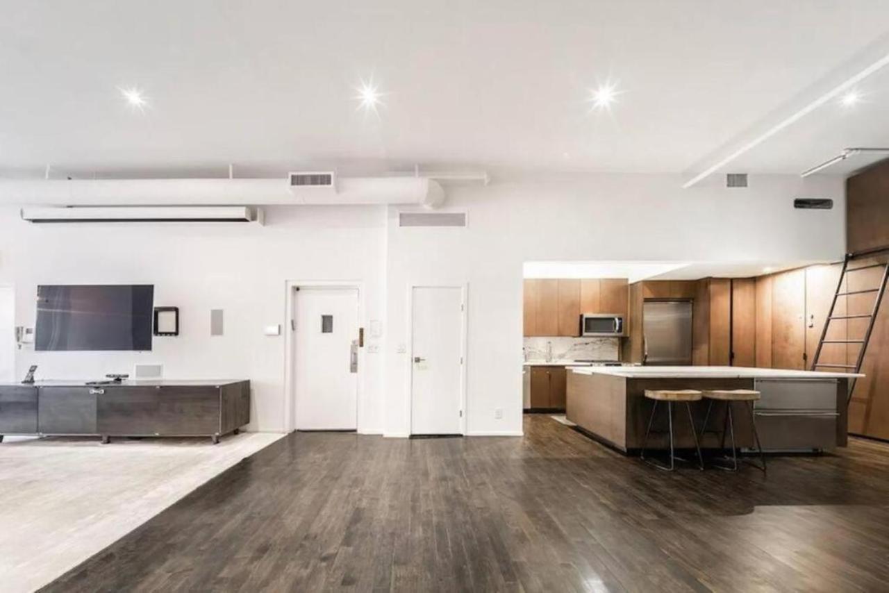 Luxurious 3 Bedroom Beautifully Renovated Loft Căn hộ New York