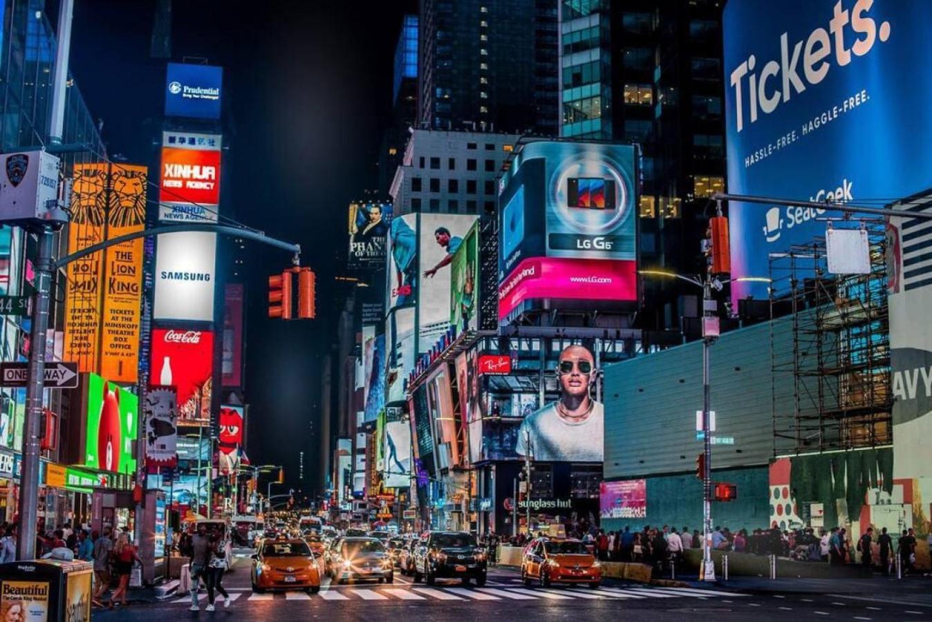 Quaint 2br Walk To Time Square * New York