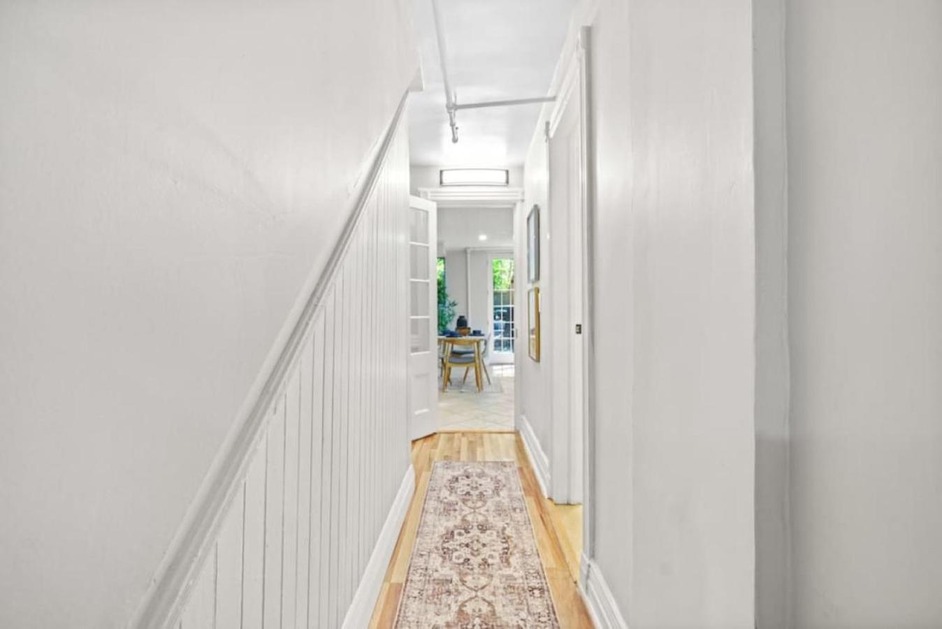 Nhà nghỉ Newly Renovated 2br W Rare Private Backyard And Bbq